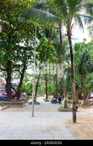 Phuket, Thailand - 18. Oktober 2015: Patong Beach Promenade. Der Strand ist ein beliebtes Ausflugsziel. Stockfoto