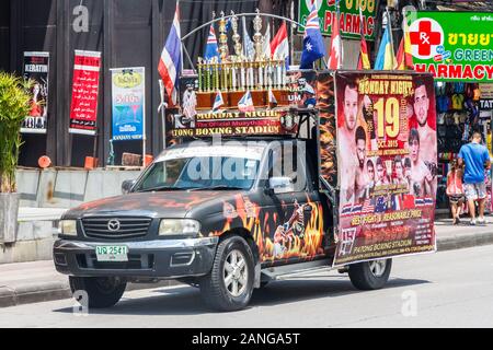 Patong, Phuket, Thailand - 18. Oktober 2015: Auto Werbung Thai Kick Boxing auf der Straße. Der Sport ist sehr beliebt in Thailand, Stockfoto