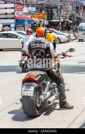 Patong, Phuket, Thailand - 18. Oktober 2015: Mitglied des CRIMS Motorcycle Club auf einem großen Rad. Der Club ist in vielen Teilen der Welt vertreten. Stockfoto