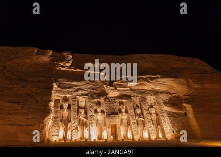 Ton und Licht zeigen die Tempel von Nefertari, Tempel von Nefertari, Tempel von Abu Simbel, nubische Denkmäler, Governorat von Assuan, Ägypten, Nordafrika, Afrika Stockfoto