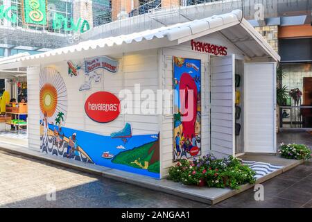 Patong, Phuket, Thailand - 18. Oktober 2015: Werbung auf einem havaianas Kiosk. Die Schuhe Unternehmen ist Brasilianer. Stockfoto