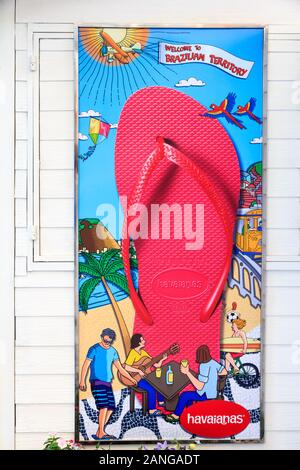 Patong, Phuket, Thailand - 18. Oktober 2015: Werbung auf einem havaianas Kiosk. Die Schuhe Unternehmen ist Brasilianer. Stockfoto