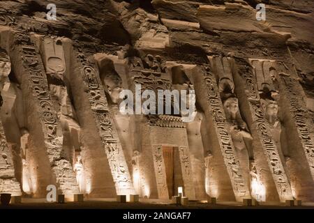 Ton und Licht zeigen die Tempel von Nefertari, Tempel von Nefertari, Tempel von Abu Simbel, nubische Denkmäler, Governorat von Assuan, Ägypten, Nordafrika, Afrika Stockfoto