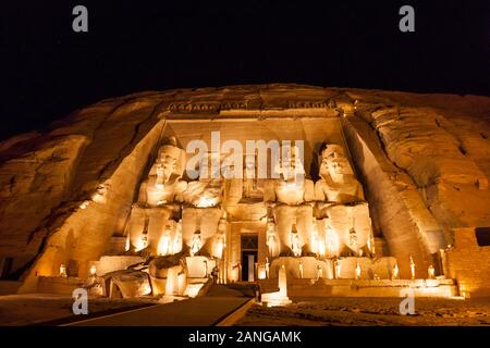 Ton und Licht zeigen den Großen Tempel, Abu Simbel Tempel, Statue von Ramesses II., nubische Denkmäler, Assuan Governorat, Ägypten, Nordafrika, Afrika Stockfoto