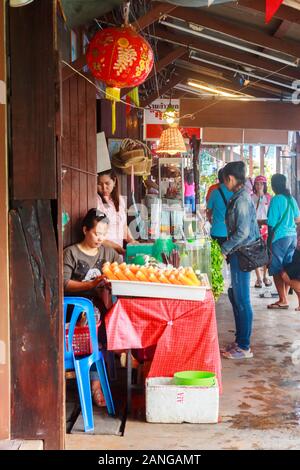 Amphawa, Thailand - 6. November 2015; Verkäufer und Kunden auf dem schwimmenden Markt. Der Markt ist jedes Wochenende statt. Stockfoto