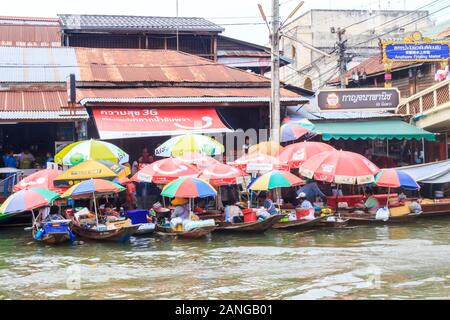 Amphawa, Thailand - 6. November 2015; Verkäufer in den Booten auf dem schwimmenden Markt. Der Markt ist jedes Wochenende statt. Stockfoto