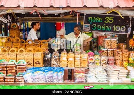 Amphawa, Thailand - 6. November 2015; Souvenir Lebensmittel Verkäufer auf dem schwimmenden Markt. Der Markt ist jedes Wochenende statt. Stockfoto