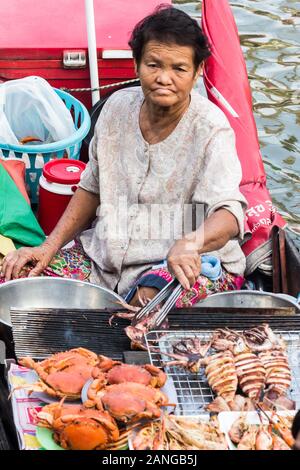 Amphawa, Thailand - 6. November 2015; Meeresfrüchte Anbieter im Boot auf dem schwimmenden Markt. Der Markt ist jedes Wochenende statt. Stockfoto