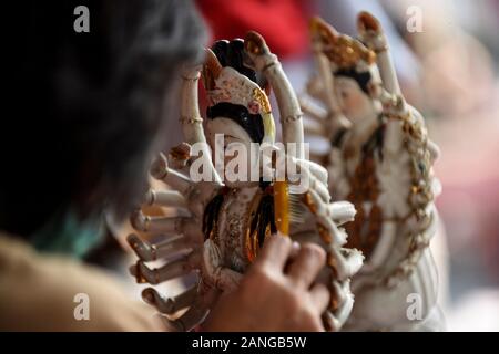 Jakarta, Indonesien. 17 Jan, 2020. Eine Frau reinigt eine Statue die bevorstehende chinesische Mondjahr in Amurva Bhumi Tempel in Jakarta, Indonesien, Jan. 17, 2020 zu begrüßen. Credit: Agung Kuncahya B./Xinhua/Alamy leben Nachrichten Stockfoto