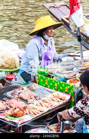 Amphawa, Thailand - 6. November 2015; Meeresfrüchte Anbieter im Boot auf dem schwimmenden Markt. Der Markt ist jedes Wochenende statt. Stockfoto