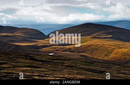 Castle Hill, Eag A'Chait Pass und Airgiod-meall, das über hoch welliges Gelände vom Cairngorm Mountain Ski Center, Cairngorms, schottischen Highlands, zu sehen ist Stockfoto