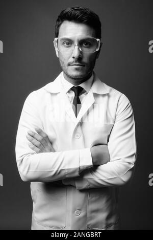 Junge schöne Hispanic Mann Arzt tragen Schutzbrille Stockfoto