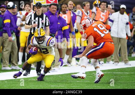 LSU Tiger zurück laufen Clyde Edwards-Helaire (22) Läuft für yardage beim Versuch, Clemson Tiger Sicherheit Tanner Muse (19) während der NCAA College Football Endspiel nationale Meisterschaft Spiel zu vermeiden Montag, Januar 13, 2020 in New Orleans. LSU besiegte Clemson 42-25. (Foto von IOS/ESPA-Bilder) Stockfoto