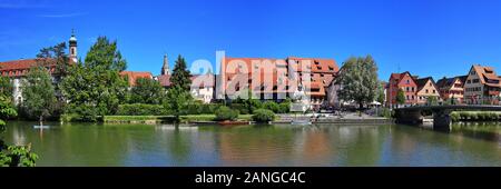Rottenburg am Neckar, Baden-Württemberg/Deutschland - 02 06 2019 - Panorama von Rottenburg am Neckar im Blue Sky Stockfoto
