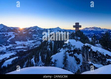 St. Jakob in Haus: gipfelkreuz Jakobskreuz, Berg Buchensteinwand, im Hintergrund Gipfel Kitzbüheler Horn, Wilder Kaiser in den Kitzbüheler Al Stockfoto