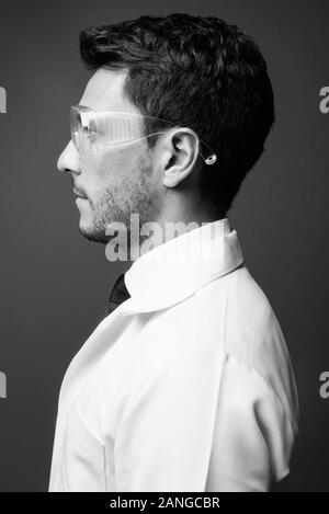 Junge schöne Hispanic Mann Arzt tragen Schutzbrille Stockfoto