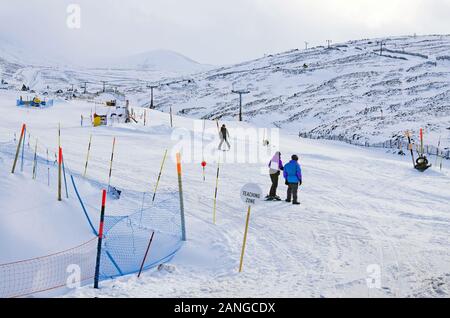 Skifahrer im Cairngorm Mountain Ski Center, bei Aviemore, Cairngorms National Park, Scottish Highlands, Schottland UK Stockfoto