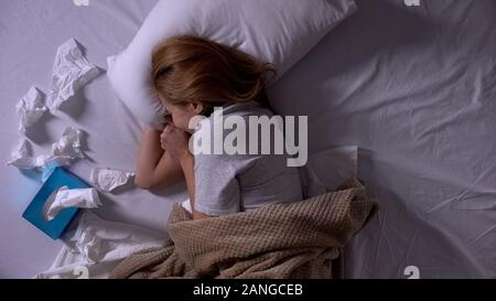 Lonely Girl in ihrem Bett schreien viele Gewebe neben Lügen, Depression, Draufsicht Stockfoto