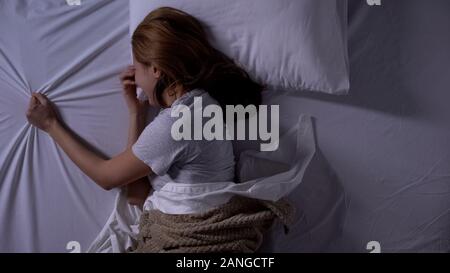 Einsame Dame im Bett Nacht weinend, Ehepartner Verlust, traurige Erinnerungen, leiden Depressionen Stockfoto