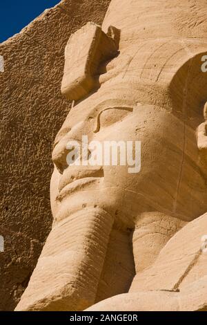 Statue von Ramesses II, am Großen Tempel, Abu Simbel Tempel, nubische Denkmäler, Assuan-Governorat, Ägypten, Nordafrika, Afrika Stockfoto