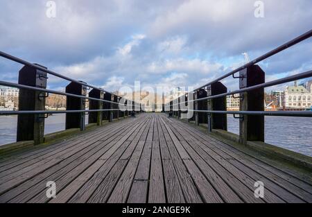 Blick hinunter vom Pier unterhalb der OXO Tower, entlang der Queen's Walk auf der Südseite der Themse, in der Nähe der Blackfriars Bridge, London Stockfoto