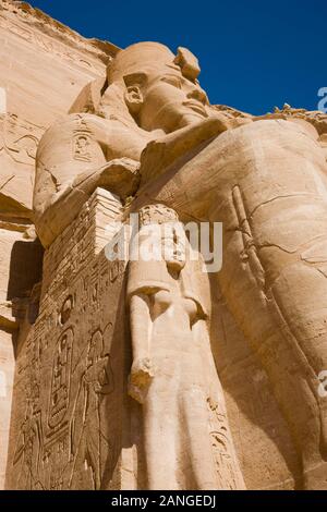 Statue von Ramesses II, am Großen Tempel, Abu Simbel Tempel, nubische Denkmäler, Assuan-Governorat, Ägypten, Nordafrika, Afrika Stockfoto