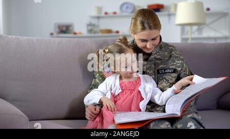 Weibliche Soldaten und niedlichen Tochter Bilder in Malbuch Freizeit beobachten Stockfoto