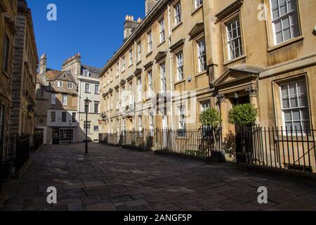 Badewanne, Großbritannien - 10 April, 2019. Lange Schatten auf die Gasse in den Innenhof werfen. Bath, England, UK, 10. April 2019 Stockfoto