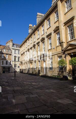 Badewanne, Großbritannien - 10 April, 2019. Lange Schatten auf die Gasse in den Innenhof werfen. Bath, England, UK, 10. April 2019 Stockfoto