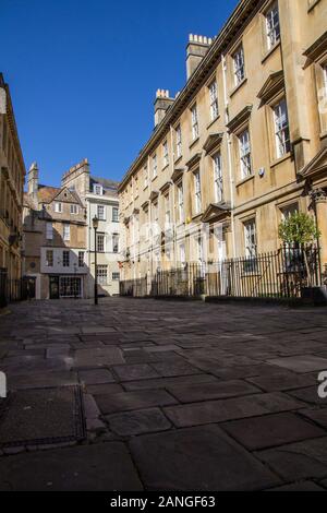 Badewanne, Großbritannien - 10 April, 2019. Lange Schatten auf die Gasse in den Innenhof werfen. Bath, England, UK, 10. April 2019 Stockfoto