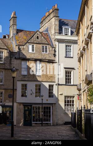 Badewanne, Großbritannien - 10 April, 2019. Lange Schatten auf die Gasse in den Innenhof werfen. Bath, England, UK, 10. April 2019 Stockfoto