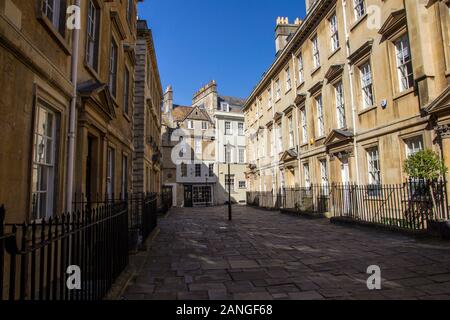 Badewanne, Großbritannien - 10 April, 2019. Lange Schatten auf die Gasse in den Innenhof werfen. Bath, England, UK, 10. April 2019 Stockfoto