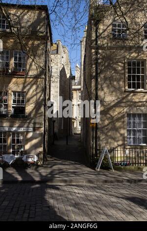 Badewanne, Großbritannien - 10 April, 2019. Lange Schatten auf die Gasse in den Innenhof werfen. Bath, England, UK, 10. April 2019 Stockfoto