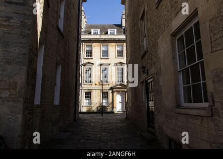 Badewanne, Großbritannien - 10 April, 2019. Lange Schatten auf die Gasse in den Innenhof werfen. Bath, England, UK, 10. April 2019 Stockfoto