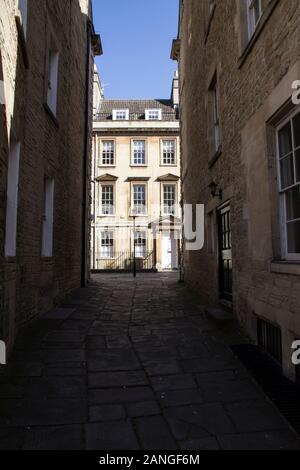 Badewanne, Großbritannien - 10 April, 2019. Lange Schatten auf die Gasse in den Innenhof werfen. Bath, England, UK, 10. April 2019 Stockfoto