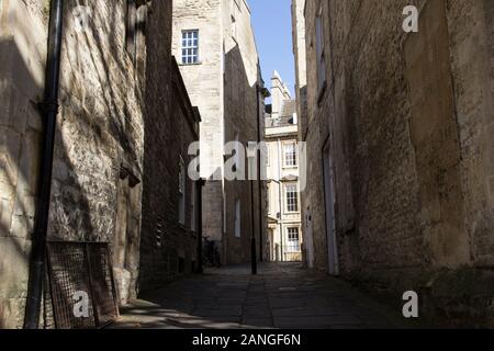 Badewanne, Großbritannien - 10 April, 2019. Lange Schatten auf die Gasse in den Innenhof werfen. Bath, England, UK, 10. April 2019 Stockfoto