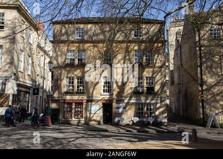 Badewanne, Großbritannien - 10 April, 2019. Lange Schatten auf Geschäfte im Innenhof werfen. Bath, England, UK, 10. April 2019 Stockfoto