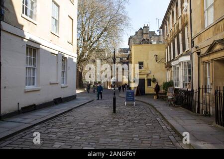 Badewanne, Großbritannien - 10 April, 2019. Cobbeled Straßen von Bad mit georgianischer Architektur. Bath, England, UK, 10. April 2019 Stockfoto