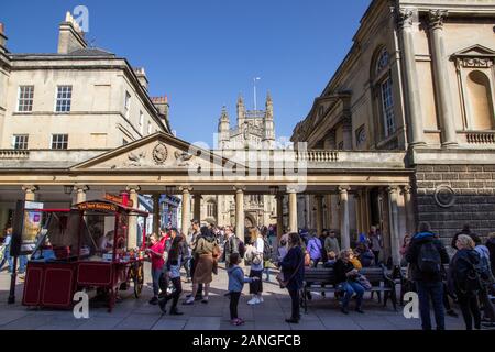 Badewanne, Großbritannien - 10 April, 2019. Historische Architektur der Eingang zum Könige und Königinnen Bäder mit Badewanne Abtei in der Ferne. Bath, England, UK, April 1. Stockfoto