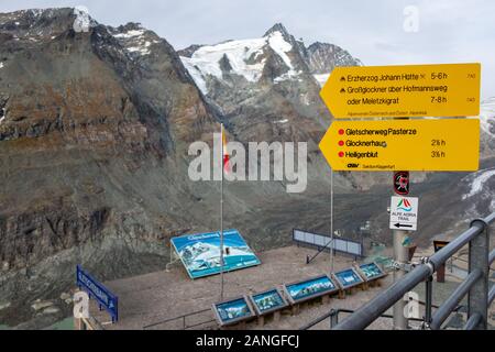 Glocknergruppe Alpenmassiv. Informationstafeln für Wanderer. Großglockner Gipfel. Österreichischen Alpen. Europa. Stockfoto