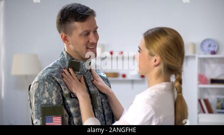 Pflege weiblich einstellen Uniform der US-Soldat Freund bewundern, die geliebten Mann Stockfoto