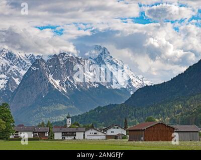 Tal Farchant und das Wettersteingebirge in den Bayerischen Alpen, Deutschland Stockfoto