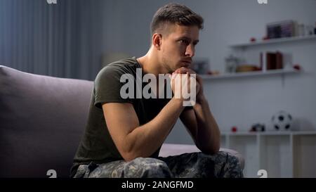 Soldat erinnern an schrecklichen Krieg umgekippt, Leiden ptsd, psychologische Hilfe Stockfoto