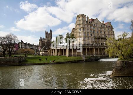 Badewanne, Großbritannien - 10 April, 2019. Die Abtei von Bath ist eine anglikanische Pfarrkirche und ehemalige Benediktinerkloster im 7. Jahrhundert auf der anderen Seite des Flusses gesehen, gegründet. Stockfoto