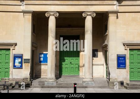 Badewanne, Großbritannien - 10 April, 2019. Eingang des Vereinigten Refromed Kirche. Bath, England, UK, 10. April 2019 Stockfoto