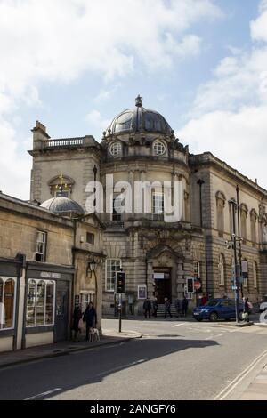 Badewanne, Großbritannien - 10 April, 2019. Victoria Art Gallery am Ende der Pulteney Brücke, die den Fluss Avon in Bad Kreuzen. Badewanne, Somerset, England, UK, April Stockfoto