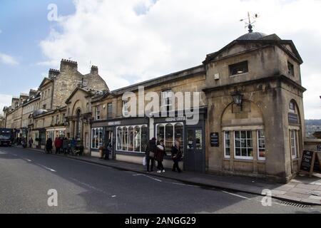 Badewanne, Großbritannien - 10 April, 2019. Die Geschäfte in der Pulteney Brücke, die den Fluss Avon in Bath, England Kreuze, Abgeschlossen 1774. Badewanne, Somerset, England, UK, April 1. Stockfoto