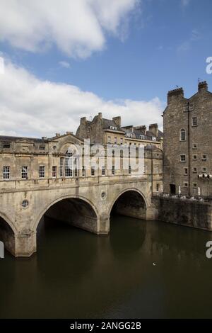 Badewanne, Großbritannien - 10 April, 2019. Pulteney Brücke überquert den Fluss Avon in Bath, England. Es wurde 1774 fertiggestellt. Badewanne, Somerset, England, UK, 10. April 2019 Stockfoto