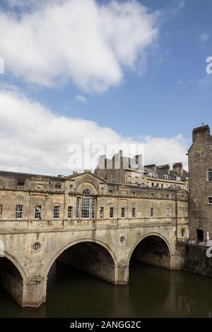 Badewanne, Großbritannien - 10 April, 2019. Pulteney Brücke überquert den Fluss Avon in Bath, England. Es wurde 1774 fertiggestellt. Badewanne, Somerset, England, UK, 10. April 2019 Stockfoto