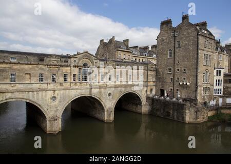 Badewanne, Großbritannien - 10 April, 2019. Pulteney Brücke überquert den Fluss Avon in Bath, England. Es wurde 1774 fertiggestellt. Badewanne, Somerset, England, UK, 10. April 2019 Stockfoto